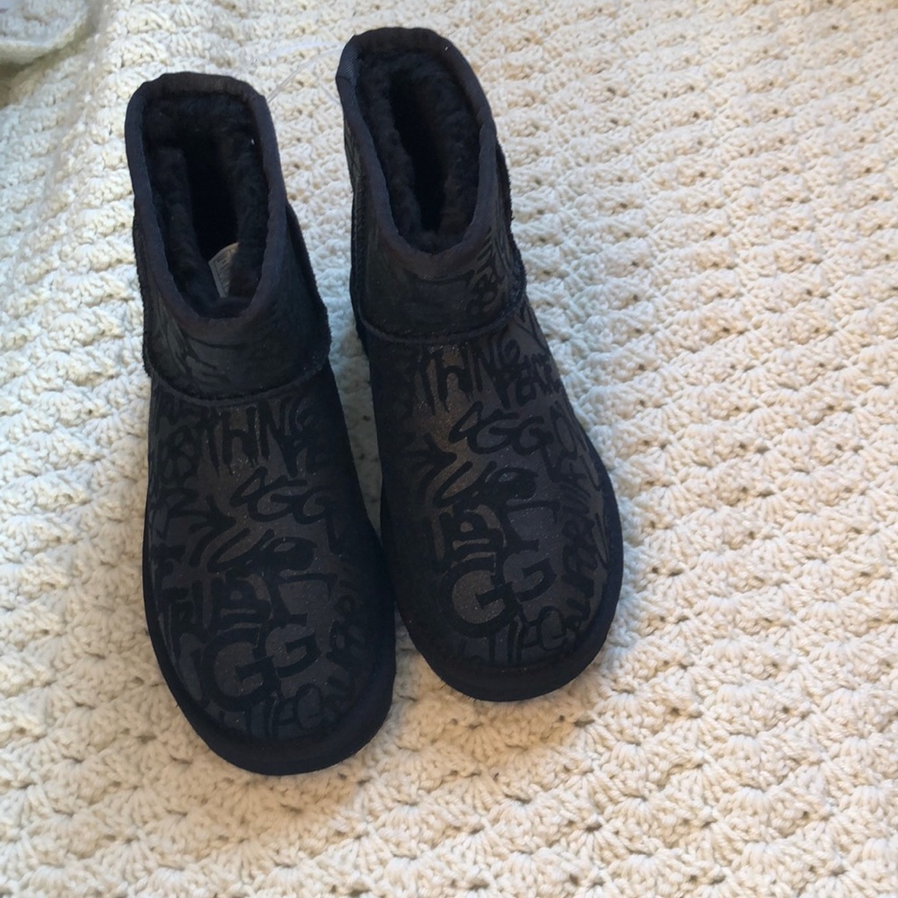 Nwt Ugg Classic Short Black Mini Boot - image 1